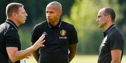 El seleccionador Roberto Martínez junto a Thierry Henry y Graeme Jones, del staff.