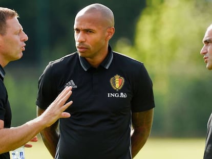 El seleccionador Roberto Martínez junto a Thierry Henry y Graeme Jones, del staff.