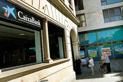 Vista de una oficina de Bankia y otra de CaixaBank en el centro de L'Hospitalet (Barcelona)