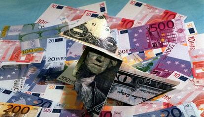 Un dólar encima de varios billetes de euro.