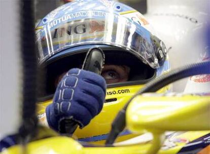 Fernando Alonso, en el 'box' de Renault.