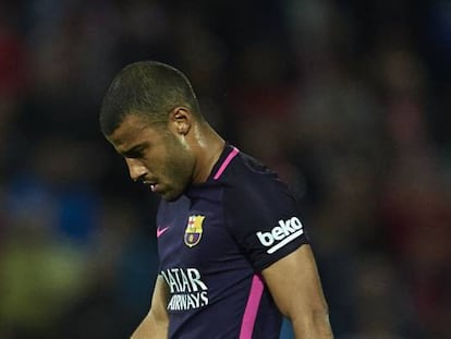 Rafinha, lesionado, abandona el campo frente al Granada.