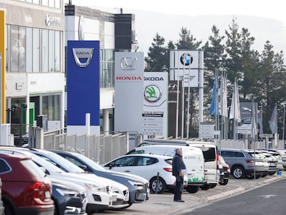 Diferentes concesionarios de ventas de coches eléctricos y de combustión en Bilbao.