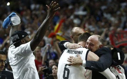 Pablo Laso se abraza con Nocioni tras la final de la Euroliga.