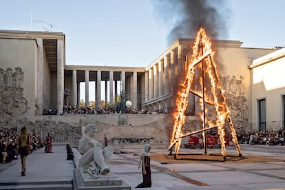 Atmósfera del desfile de p-v 2019 de Rick Owens, en el Palais de Tokyo.