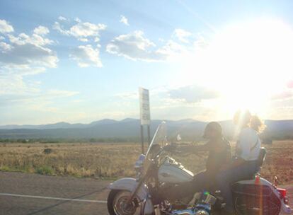 Dos viajeros circulan en su moto por la Ruta 66.