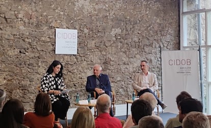 El presidente del CIDOB y ex Alto Representante de la Unión Europea para la Política Exterior, Josep Borrell, junto con los periodistas de El País Andrea Rizzi y Elena G Sevillano.