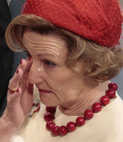 La reina Sonja de Noruega llora durante la entrega del Nobel de la Paz a la UE.