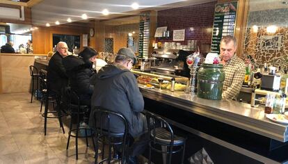 Varios clientes toman un tentempié en el bar Plaza, en Alcorcón (Madrid).