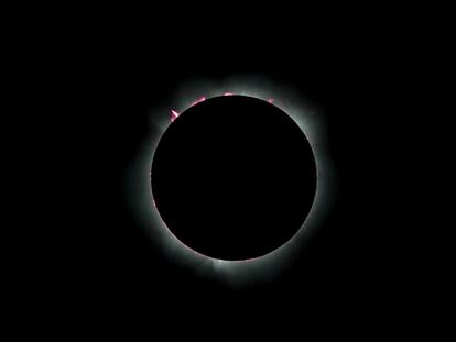 A supplied image of a total solar eclipse, Exmouth, Western Australia, April 20, 2023. AAP Image/Centre for Radio Astronomy Research/Michael Goh via REUTERS ATTENTION EDITORS - THIS IMAGE WAS PROVIDED BY A THIRD PARTY. NO RESALES. NO ARCHIVE. AUSTRALIA OUT. NEW ZEALAND OUT