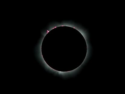 A supplied image of a total solar eclipse, Exmouth, Western Australia, April 20, 2023. AAP Image/Centre for Radio Astronomy Research/Michael Goh via REUTERS  ATTENTION EDITORS - THIS IMAGE WAS PROVIDED BY A THIRD PARTY. NO RESALES. NO ARCHIVE. AUSTRALIA OUT. NEW ZEALAND OUT