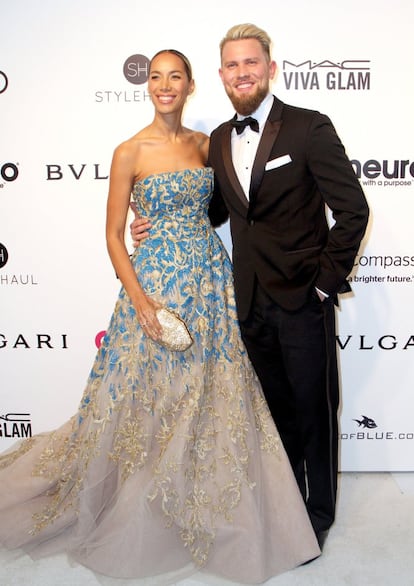 La cantante Leona Lewis y Dennis Jauch, en la gala organizada por Elton John.  