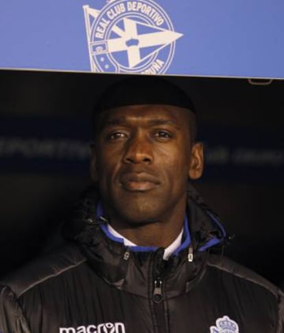 Seedorf en el banquillo de Riazor.