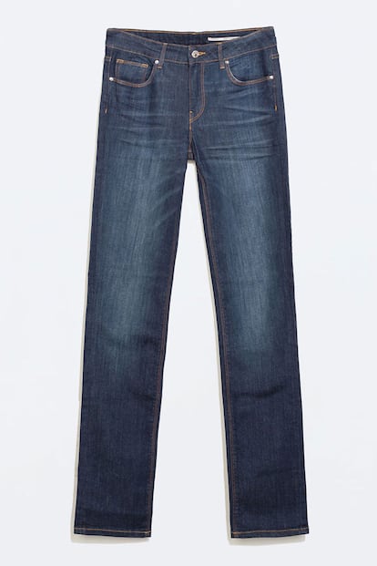  

	7. Vaqueros azules
	

	El pantalón vaquero es el rey de los básicos. Pocos armarios presciden de él y raro es el que no cuenta con más de uno. Nuestra apuesta es este modelo de corte recto de Zara (29,95 euros).