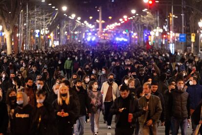 Asistentes a la manifestación de protesta por la detención del rapero Pablo Hasèl, que ayer ingresó en prisión, este miércoles en Barcelona.