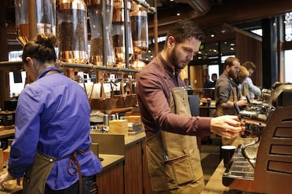 Empleados preparan caf&eacute; en el Roastery de Starbucks, en Seattle (EE UU)