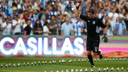 Casillas, durante su presentación como jugador del Oporto en el estadio do Dragão, en agosto de 2015.