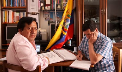 El matem&aacute;tico Galo Chiguano (izquierda) y el ingeniero Jos&eacute; Izurrieta estudian para el examen. 