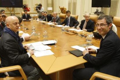 Odón Elorza (izquierda) y Markel Olano, ambos en primer término, durante la reunión de ayer de Gipuzkoa Aurrera.