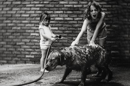 Las fotografías en blanco y negro de Kate Parker donde se puede ver a las niñas jugando al fútbol o patinando, saltando bajo la lluvia o bañando al perro; han sido celebradas en las redes sociales, blogs y múltiples webs.