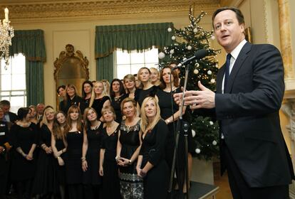 El primer ministro británico, David Cameron, en su discurso a los miembros del coro de esposas de militares durante una recepción al personal de servicio que ha vuelto de la misión de la OTAN en Libia, realizado en su residencia de Downing Street (Londres) el pasado 6 de diciembre. El coro está formado por novias y esposas de militares en activo, y esta Navidad apuntan a colarse en el número uno de las canciones navideñas gracias a su canción 'Wherever You Are' ('Dondequiera que estés').