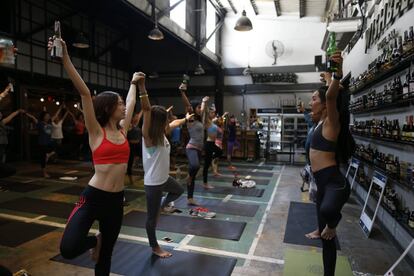 El Yoga y la cerveza están de moda: por una parte la práctica de deportes como el yoga cada vez es más habitual. Por el otro, la cerveza está adquiriendo de forma creciente un status parecido al que durante tantos años ha sido exclusivo del vino.