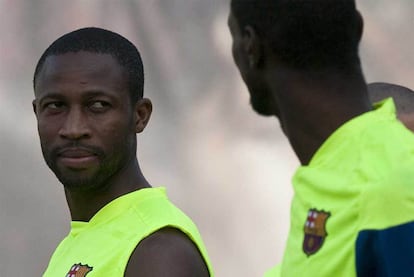 Keita, junto a Abidal en una sesión preparatoria del Barça.