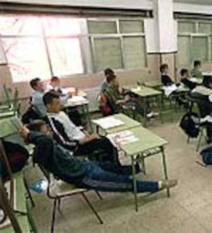 Un profesor imparte clase en el instituto Alarnes de Getafe, Madrid.