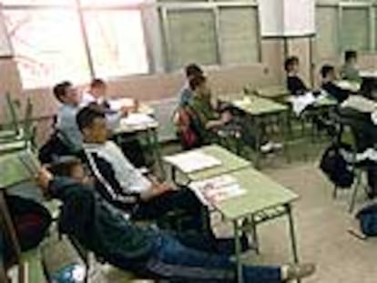Un profesor imparte clase en el instituto Alarnes de Getafe, Madrid.
