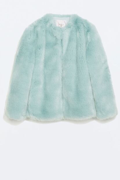 Chaqueta azul pastel de Zara (59,95 euros).