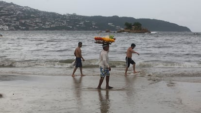 Locatarios pasan tiempo en la costa de Acapulco, México, en junio de 2025.