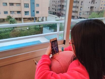 La pequeña, en plena videollamada con tres amigas.