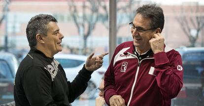 Xavi Pascual y Valero Rivera charlan antes de un amistoso en Barcelona.