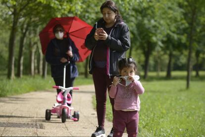 Una niña de dos años junto a su madre embarazada y su abuela pasean en el parque de Olarizu. Uno de los lugares más tradicionales de los vitorianos para el encuentro y celebración de romerías populares.