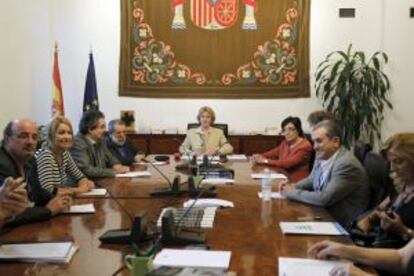 Soledad Becerril preside una reunión con asociaciones de empleados públicos.