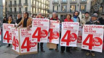 Convocados por Marea Roja-Cultura en Lucha, unas 200 personas del sector de la cultura en Cataluña, se han concentrado esta tarde en la plaza de San Jaime de Barcelona.