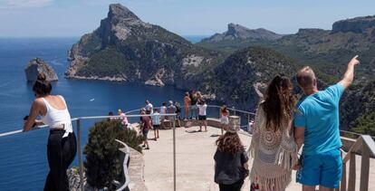 Turistas en el mirador de Es Colomer en Formentor (Mallorca).