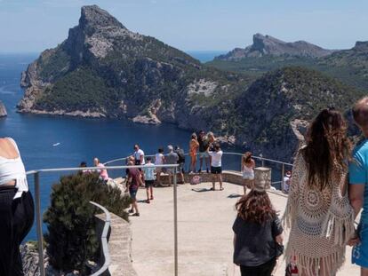 Turistas en el mirador de Es Colomer en Formentor (Mallorca).