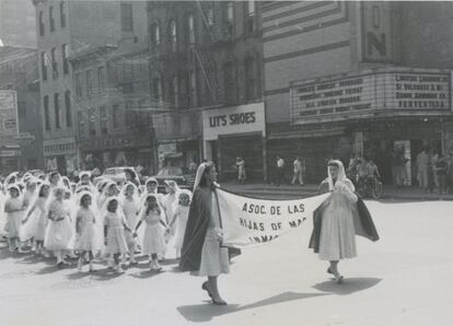 La Asociación de las Hija de María Inmaculada. En la marquesina de los cines detrás de este desfile se puede leer: “All Spanish Program” (foto exclusiva para El País, cortesía de Artur Balder).