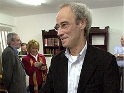 Cipriá Ciscar deposita su voto durante las elecciones que se realizan hoy.