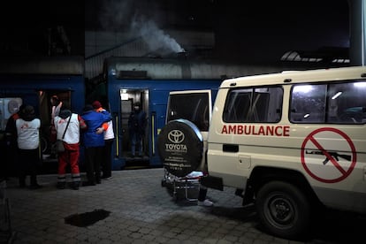 Una ambulancia traslada a un paciente de la estación de Dnipró al tren hospital de la ONG Médicos Sin Fronteras. 