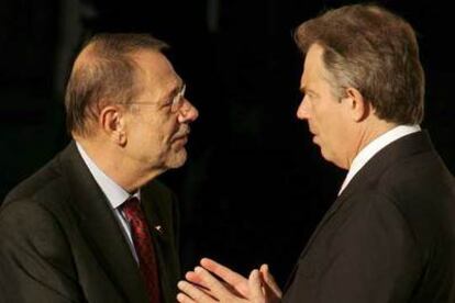 El primer ministro británico, Tony Blair, da la bienvenida a Javier Solana poco antes del inicio de la cumbre informal de Hampton Court.