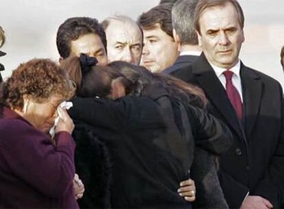 Familiares de la segunda víctima de ETA en Barajas despiden su féretro en la base de Torrejón.