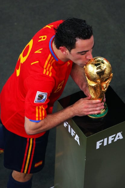 Xavi besa la Copa del Mundo antes de la recogida de medallas.