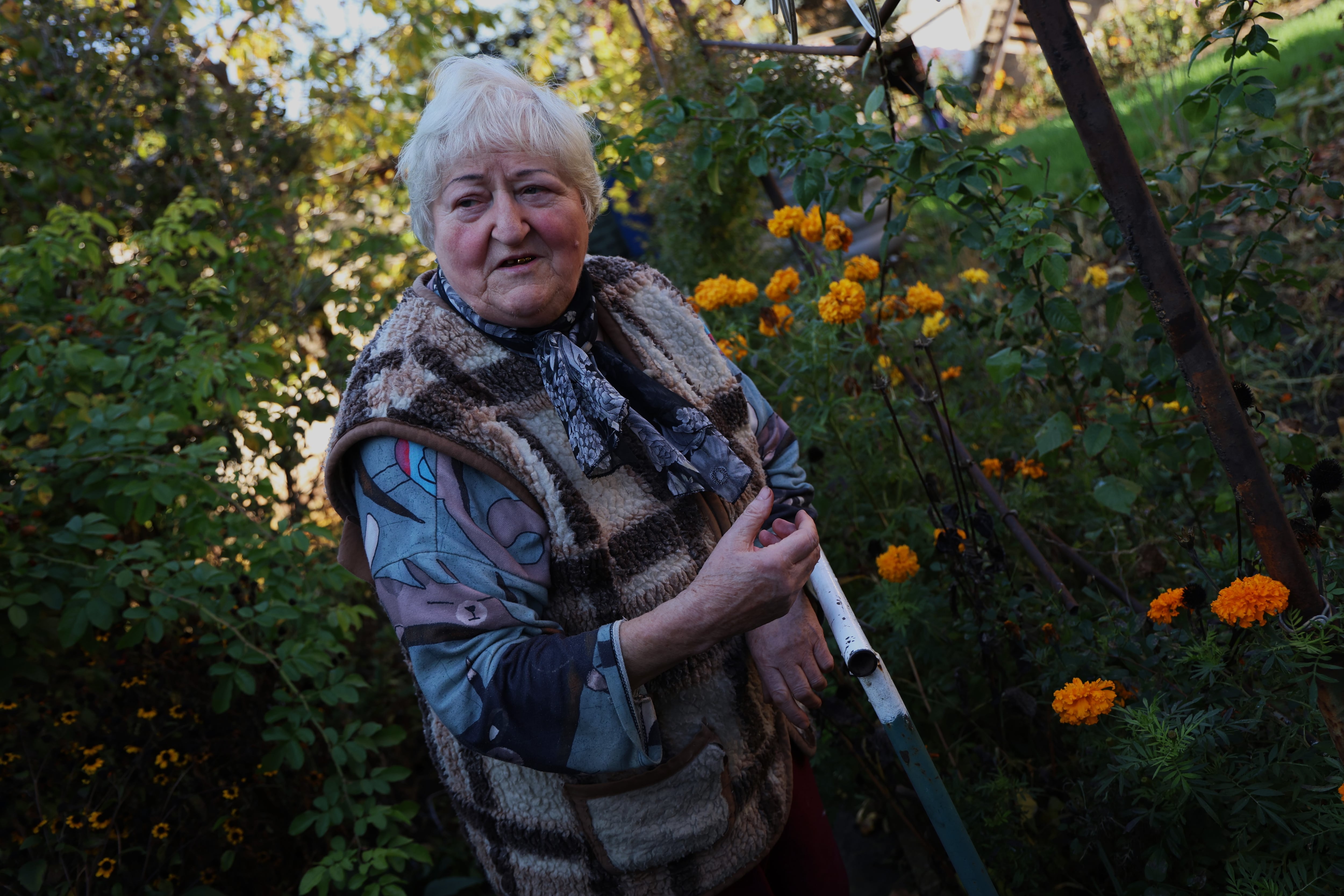 Halina, de 78 años, en el jardín de su casa en el pueblo de Myrne (Sloviansk). Tiene en el ejército a su hijo, su nieto y su yerno.