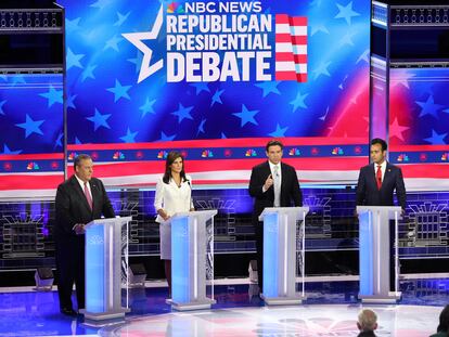 De izquierda a derecha, Chris Christie, Nikki Haley, Ron DeSantis, Vivek Ramaswamy y Tim Scott, en un momento del debate.