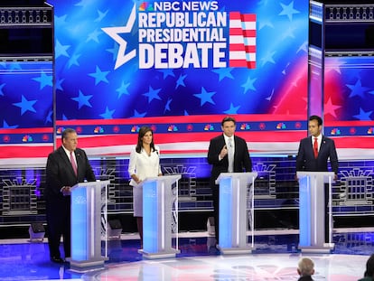 De izquierda a derecha, Chris Christie, Nikki Haley, Ron DeSantis, Vivek Ramaswamy y Tim Scott, en un momento del debate.