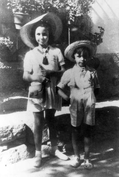 Lina Morgan (i) con nueve años, con su hermano, veraneando.