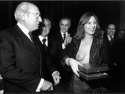 Enrique Tierno Galván y Susana Estrada, durante la entrega a la actriz de un premio del diario 'Pueblo' en 1978.