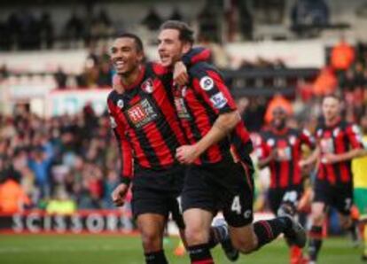 Junior Stanislas y Dan Gosling, jugadores del Bournemouth inglés, celebran un gol anotado frente al Norwich.